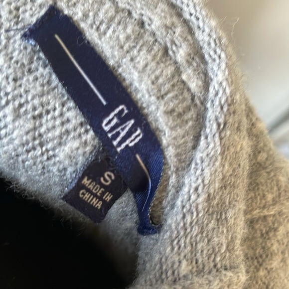GAP zip up gray hoodie. Size small. - Picture 4 of 5